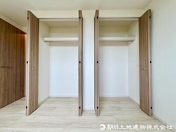 広々とした収納でお部屋もスッキリお使いいただけます。