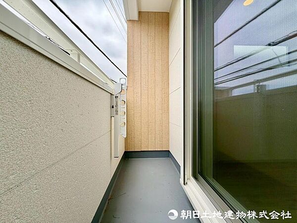 室内に爽やかな空気を運んでくれる陽の光に照らされるバルコニーです。