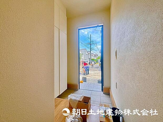 長年過ごしても飽きないシンプルなデザインの玄関です。