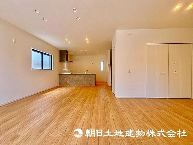 形の綺麗なリビングはお好きな家具を配置しても、まだまだ余裕がありそうです。