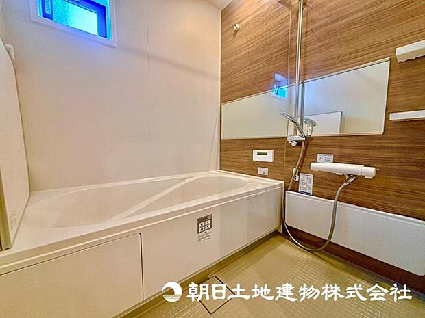 大人の男性でも足を伸ばして入ることができる1坪バスルームです。