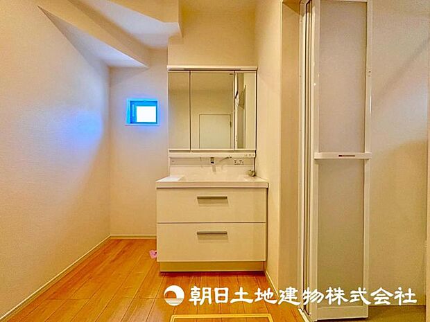 大きな三面鏡付きの洗面所となっており、朝の支度もスムーズに行えます。