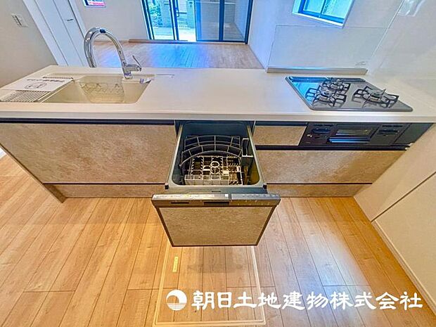 食洗機つきのシステムキッチン。節水・省エネで手洗いよりきれいにあらえて、嬉しいゆとり時間。