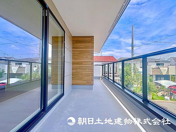広々したバルコニーですので、洗濯物を干すこと以外にもご利用できます。
