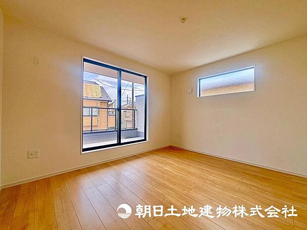 光が取り込みやすい2面採光の居室。日当たり良好です。