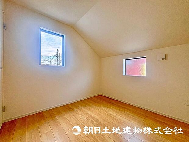 一日の疲れを取る主寝室は大型のベッドも配置が可能です。