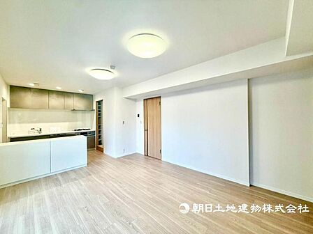 形の綺麗なリビングはお好きな家具を配置しても、まだまだ余裕がありそうです。
