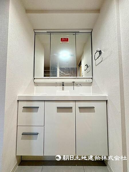 三面鏡付きの洗面所で朝の支度をスムーズに行えます。