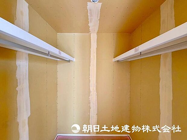 沢山のお洋服を収納できるウォークインクローゼットも完備しております