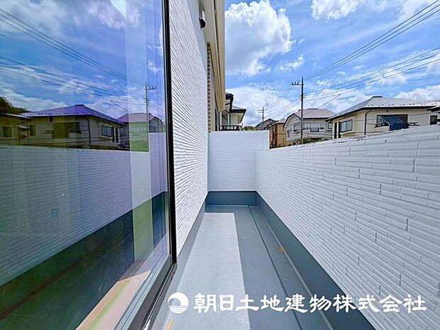 日当たりが良く洗濯物が乾きやすいバルコニーとなっております。