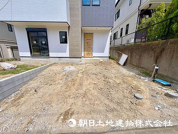 お車二台駐車可能な広々した駐車場です。