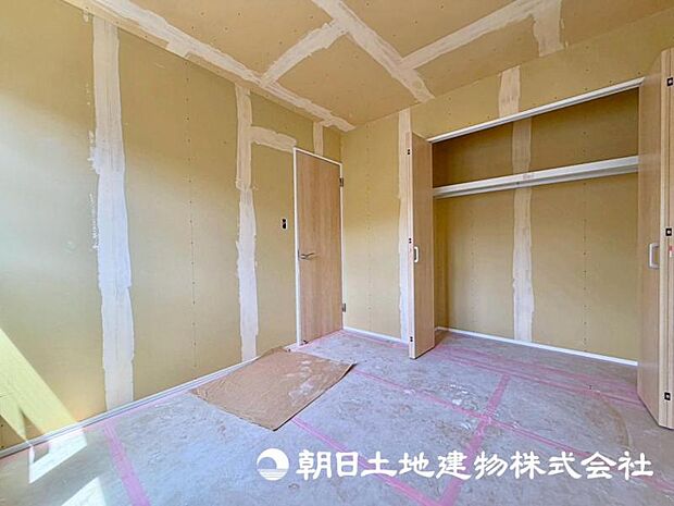 大きなベッドも楽々設置できる洋室です。