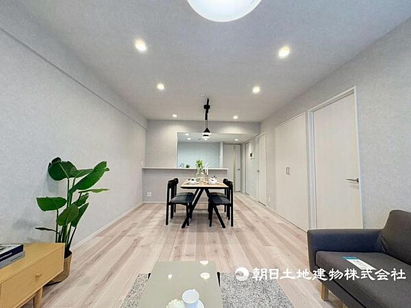 形の綺麗なリビングはお好きな家具を配置しても、まだまだ余裕がありそうです。