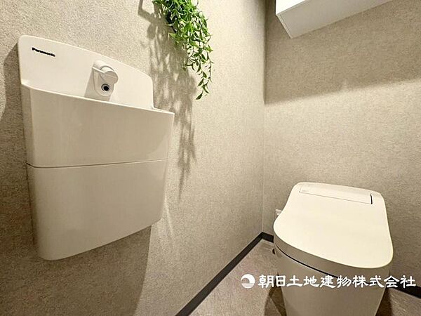 手洗い場もあり、タンクレスでスタイリッシュな見た目になっております。