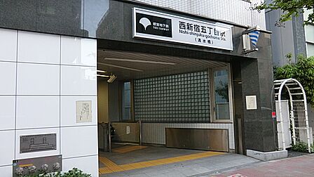 大江戸線が乗り入れ、新宿駅まで約4分、渋谷駅まで約15分。駅周辺は、おしゃれなカフェやコンビニエンスストア、ドラッグストアが充実しています。