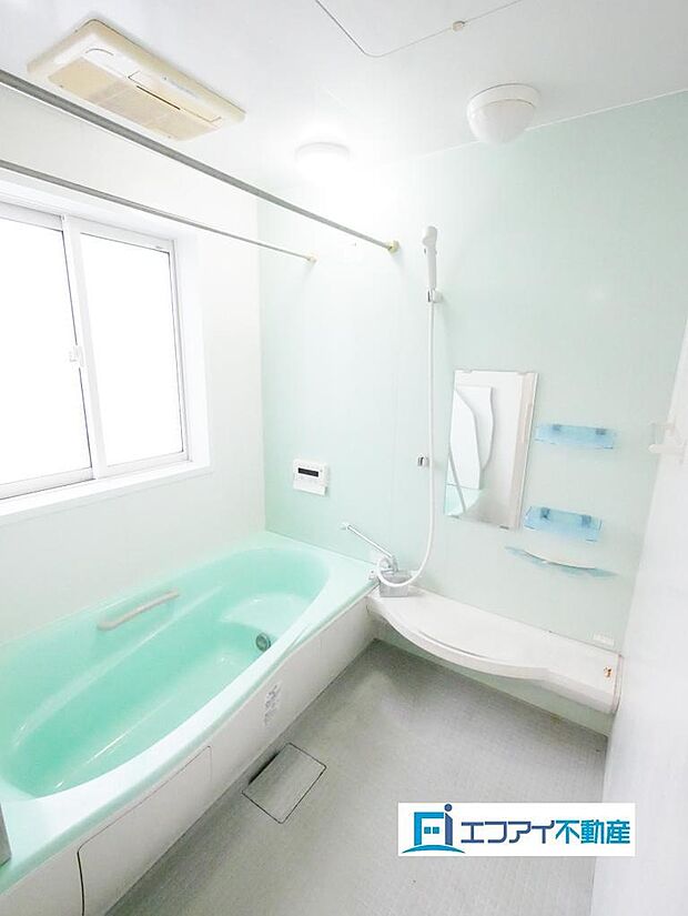 浴室乾燥機付きの明るく清潔感のあるバスルームです。
