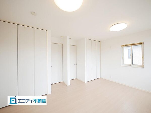 約10帖の広々とした洋室は、子供部屋や寝室として丁度いい広さです。南向きにつき明るく陽当り良好♪