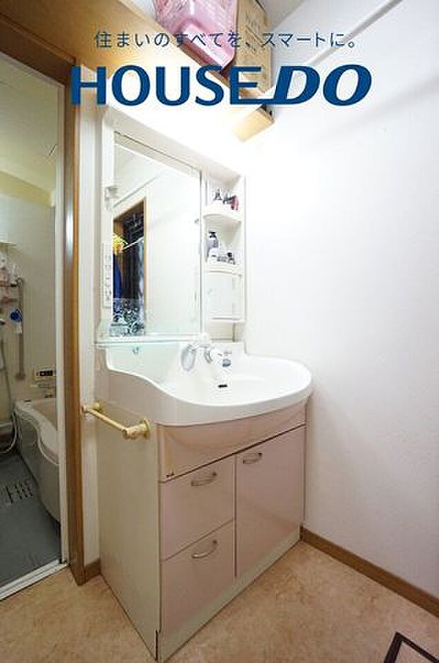 洗面化粧台にも収納スペースを設ける事により、散らかりやすい洗面スペースをスッキリ保てます♪
