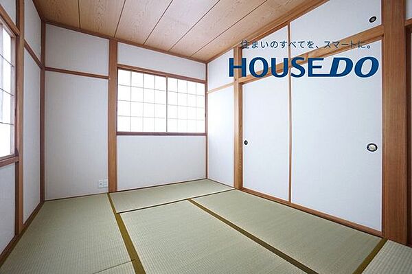2階にございます和室♪2面採光でお部屋の隅々まで明るい印象の居室。おひさまの光を、爽やかな風をたっぷりと取り込めます♪