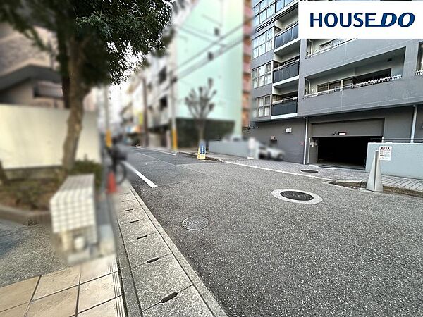 前面道路。春日野商店街まで徒歩2分。