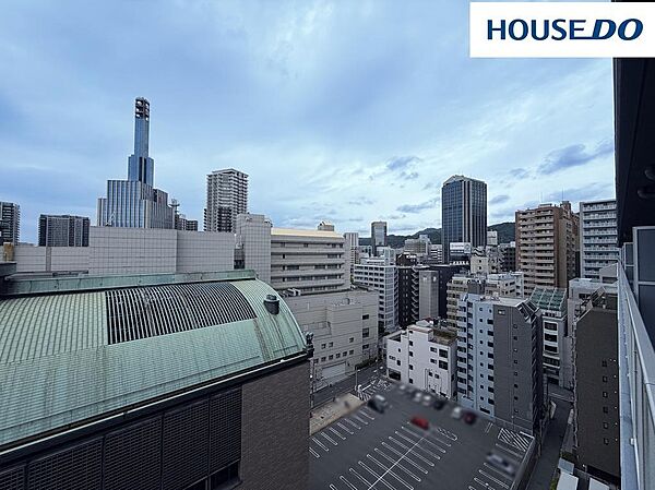 14階　バルコニーからの眺望。山が望めます。