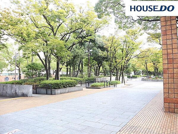 東遊園地 453m。神戸市役所の南隣にある2.7ヘクタールの公園。イベントも開催されています。敷地内に「こども本の森　神戸」有り。