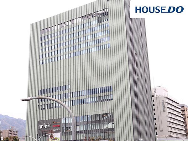 ミント神戸 950m。地下1階には、KOHYO三宮店（営業時間7：00～23：00）があるので、帰りが遅くなっても安心。9階には映画館もあります。