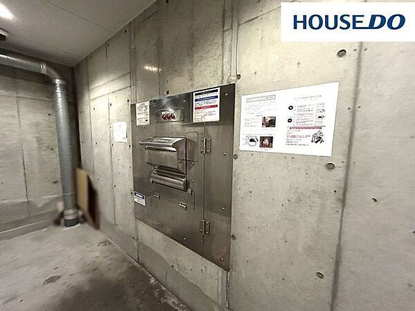24時間ゴミ出し可能なゴミドラムがあるので（可燃ごみ）、部屋にゴミをためることなく、さまざまなライフスタイルに対応できます特に夏場や、虫や嫌なにおいが抑えられます。