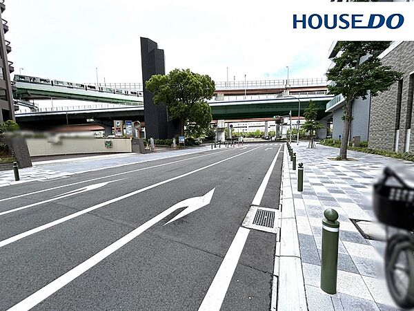 前面道路。神戸阪急・ミント神戸・劇場型アクアリウム「アトア」まで徒歩圏内など商業施設充実。ショッピングや外食・レジャーに便利。