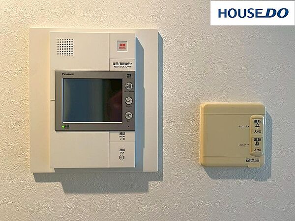 来訪者をTVモニターで確認でき防犯面も安心なTVモニター付インターホン。録画機能付なので、留守中にどんな人が訪ねてきていたのかもちゃんと把握できるので安心。床暖房設置でリビングダイニング足元あたたか。