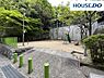 周辺：敷地内に公園があるので、マンション内で友達ができたり、子供をマンション内で遊ばせられるので安心