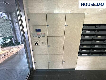 不在時もしっかり荷物が受け取れる宅配ボックスがあるので配送時間を気にせず注文ができます。旅先から荷物だけを先に配送することも可能。