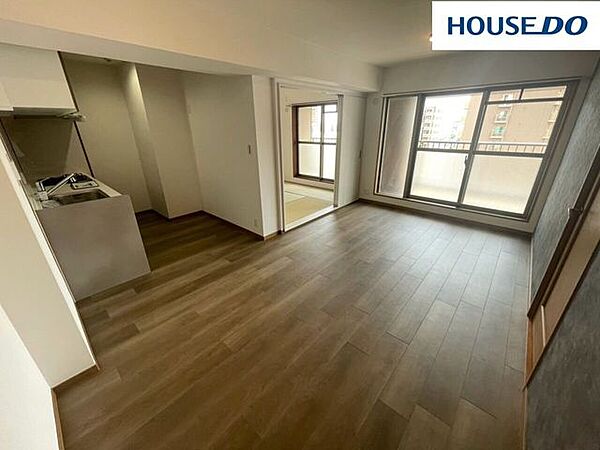 LDK以外に3部屋あるので、2人で住む場合、寝室とそれぞれの個室（仕事部屋や趣味の部屋など）や夫婦の寝室を別々にするなどライフスタイルに合わせて柔軟に対応できます。2026年6月クロス・床張替え。