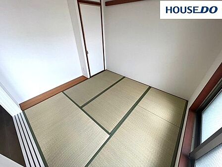 少し横になってくつろぎたい時に便利な約4.5帖和室。小さな子どもの遊び場や昼寝スペースにも使えます。バルコニーへ出入り可。バルコニーに面しているので明るく開放感があります。押入れ付。