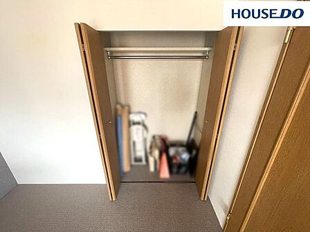 約6帖洋室にあるクローゼット。上部棚は頻繁に使わないものを収納しておくと便利。取っ手付のボックスを置くと取り出しやすい。足元には引き出しや衣装箱なども収納することができます。