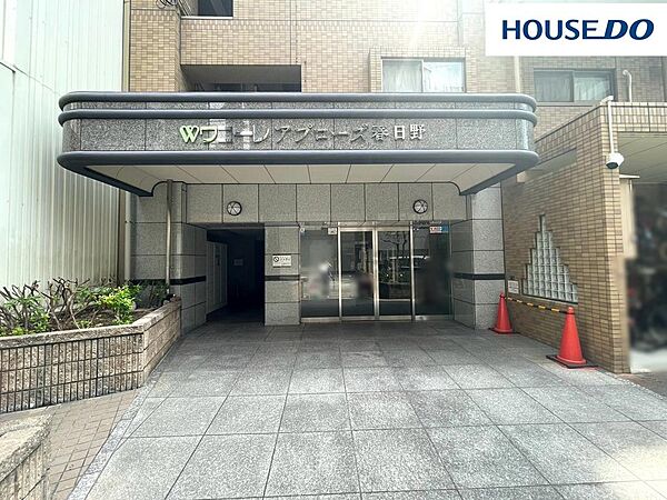 万一の緊急事態に備え、1分1秒でも早い処置が求められる現場で救命処置を行うための医療機器「AED」を設置。スーパー・郵便局から徒歩5分以内など生活施設充実。