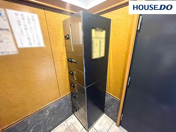 不在時もしっかり荷物が受け取れる宅配ボックス。配送時間を気にせず注文ができます。旅先から荷物だけを先に配送することも可能。
