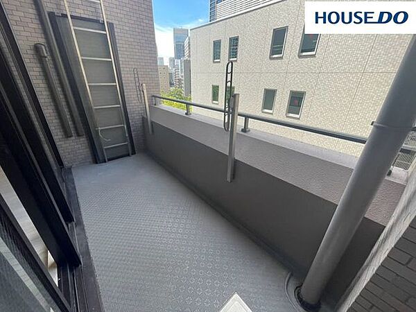 7階　北西向きバルコニーなので夏場は涼しく過ごせ、家具や床が日焼けしにくい。夕方に暖かい光が差し込みます。朝はまぶしくなく、ゆっくり眠ることができるため、朝が遅い人や夜勤の人も安心。