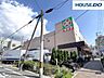 周辺：ライフ下山手店 561m。食品だけでなく、日用品・医薬品・肌着・靴下なども売っています。手作りパンも売っています。リサイクルBOX有り。営業時間9：30〜21：50