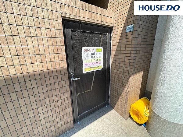 ゴミ置き場。鍵がついているので不法投棄を防ぐことができて安心。カラスにゴミを漁られることも起こりにくい。