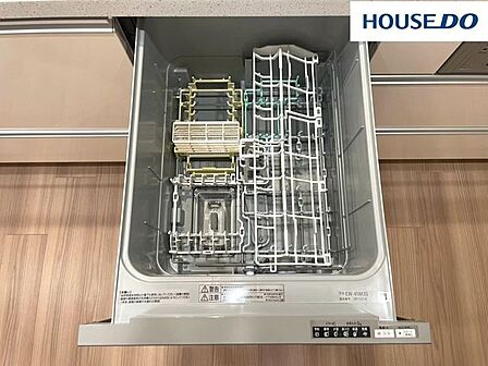 洗い物に時間を拘束されない食洗機♪高温で洗う為すっきりするので肉などの油汚れやバターなどさっぱりと洗いあがり、片づけが苦になりません☆上から楽な姿勢で食器を出し入れできるスライドオープンタイプ☆