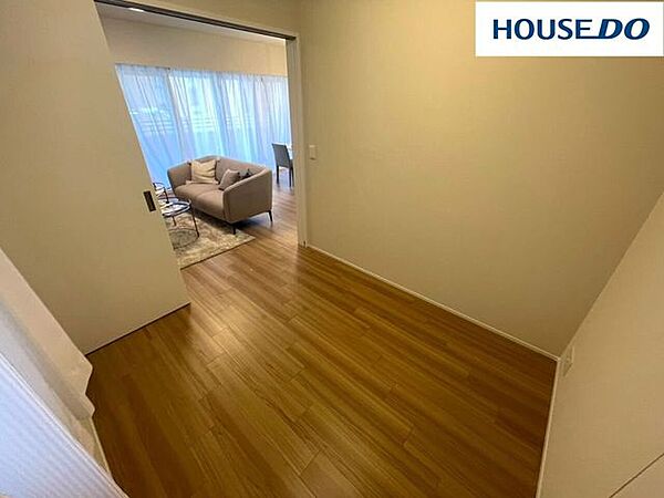 約4帖洋室はリビングから居室に入る間取り♪子ども部屋にすれば、個室に出入りする時にリビングを通るので、自ずと顔を合わせる機会が増え、子どもの変化に目を配りやすい☆（家具付物件ではございません）