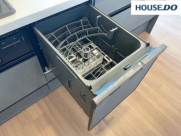 洗い物に時間を拘束されない食洗機。高温で洗う為すっきりするので肉などの油汚れやバターなどさっぱりと洗いあがり、片づけが苦になりません。上から楽な姿勢で食器を出し入れできるスライドオープンタイプ。