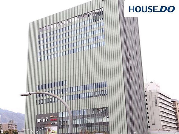 ミント神戸 800m。地下1階には、KOHYO三宮店（営業時間7：00～23：00）があるので、帰りが遅くなっても安心。9階には映画館もあります。