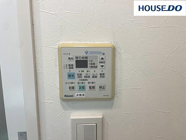 24時間換気機能付浴室暖房乾燥機で季節や天気関係なく毎日がお洗濯日和。暖房機能でヒートショックになりにくいので寒い冬場も安心。夏に嬉しいさわやか涼風運転付。