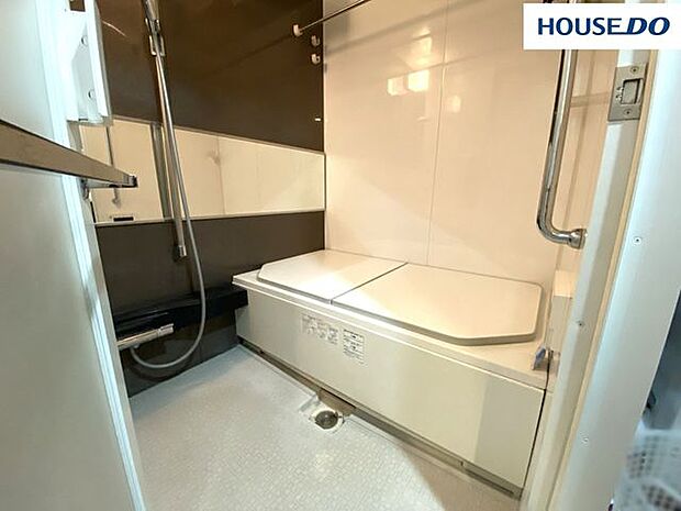 シックモダンスタイルの浴室は保温浴槽。またぎやすいので浴槽に入りやすく、転倒の危険性が低い低床型浴槽。寒い冬場でもひやっとしないサーモフロア。オートバス・追い焚き機能付。