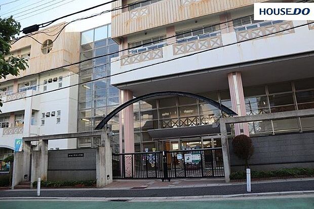 神戸市立中央小学校 750m。教育目標「夢　笑顔　命」。人権を尊重し、自ら未来を切り拓こうとする子。児童数は546人（2022年度調べ）