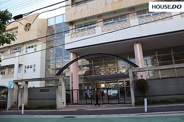 神戸市立中央小学校 400m。教育目標「夢　笑顔　命」。未来を切り拓く力・前向きに取り組む態度・自分も友達も大切にする感性。児童数は546人（2022年度調べ）