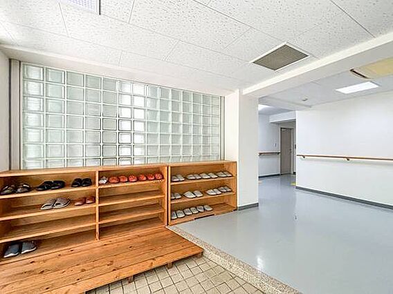 本館1階玄関フ...