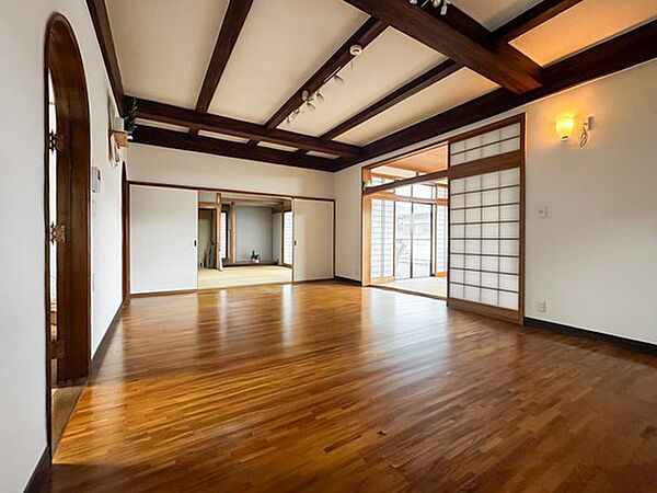 キッチンとしっかり分かれたリビング空間♪隣接する居室と一体利用すれば、さらに広々と使えます♪